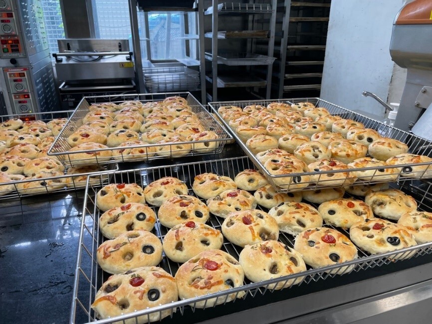 實踐大學餐管系動員24位學生，耗時兩天，製作120份義法甜點。