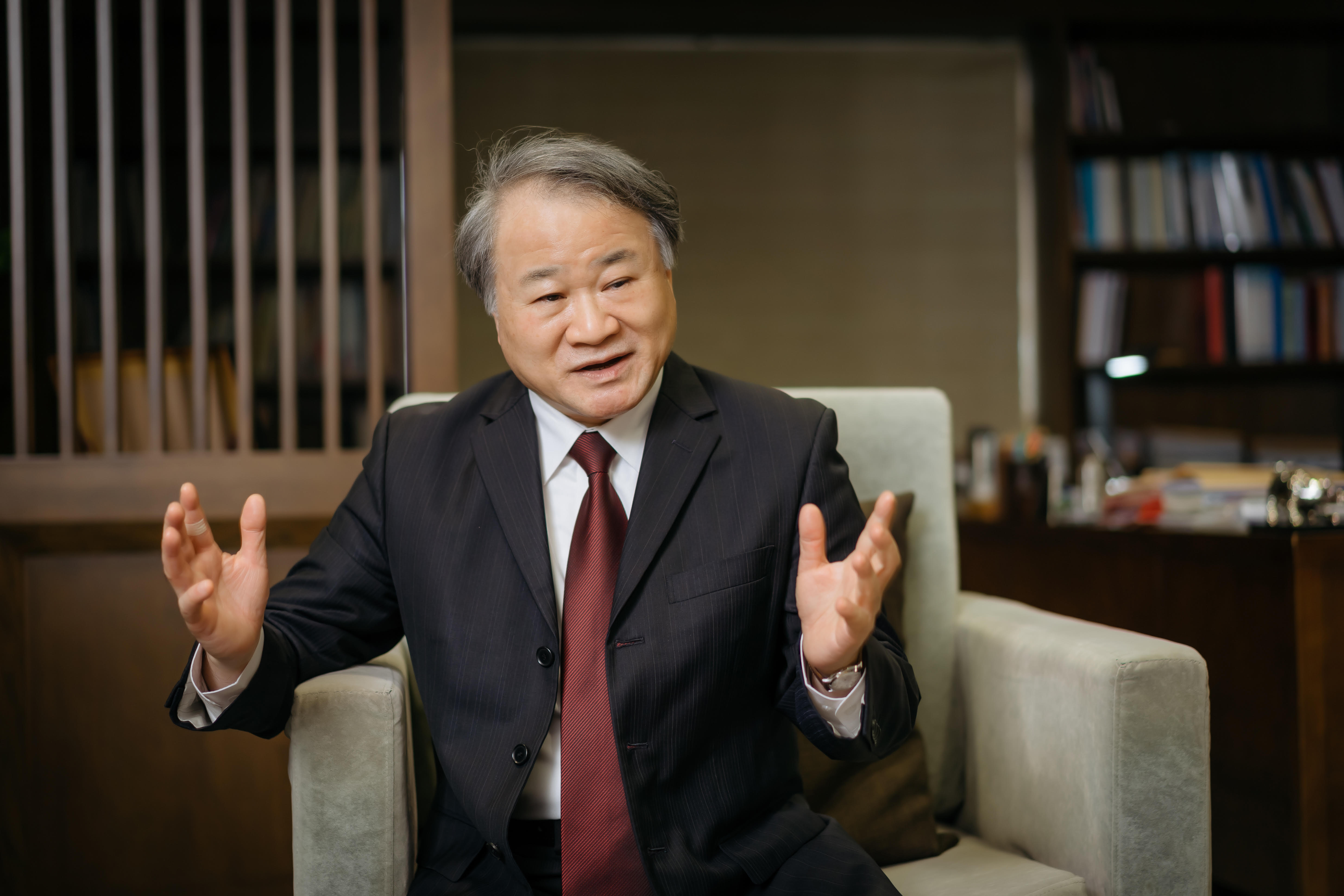實踐大學校長丁斌首博士