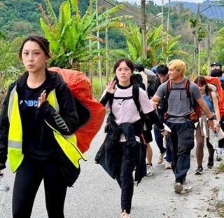 沒學分也要上!40名學生背10kg行李 徒步120公里到偏鄉上「公民課」