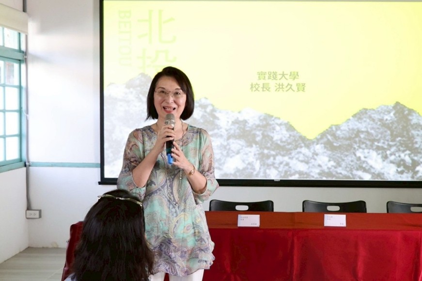 洪久賢校長進行開場致詞