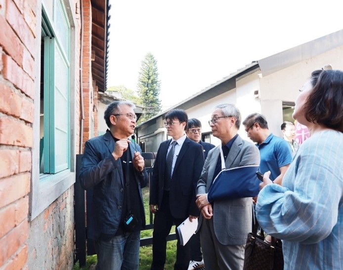 計畫主持人王俊雄向吳思瑤立委、李遠部長及朱俊彰次長等貴賓說明本校建築職人介入中心新村場域修復的成果
