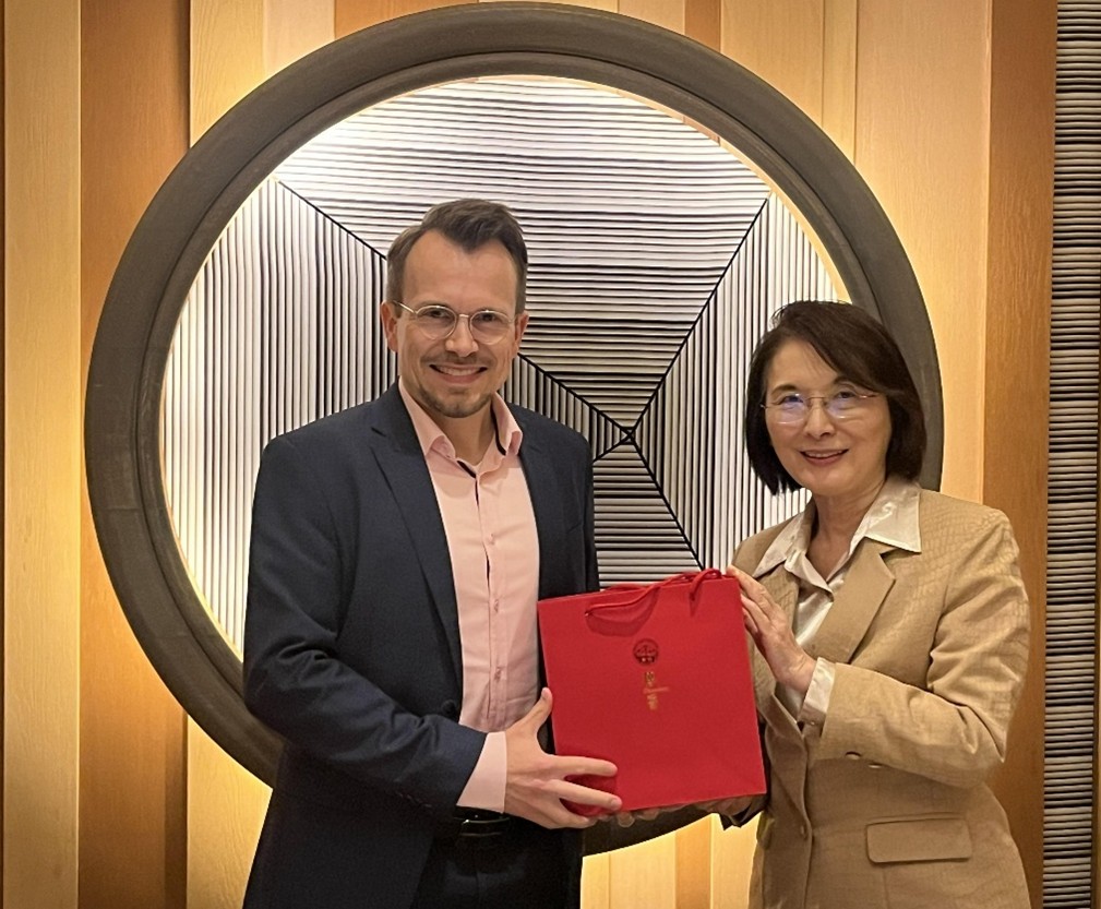 福茲堡應用科技大學校長Prof. Dr. Jean Meyer(左)於晚宴與實踐大學洪久賢校長(右)互贈紀念品並合影,傳承兩校40年合作情誼。