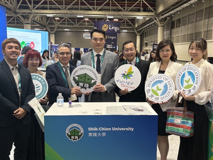 貴賓蒞臨本校攤位指導,郭壽旺副校長(左3)、駐休士頓辦事處陳育仁副處長(左4)、教育組楊淑雅組長(右2),以及高教基金會林子斌執行長(右3)、關芳芳副執行長(左2)