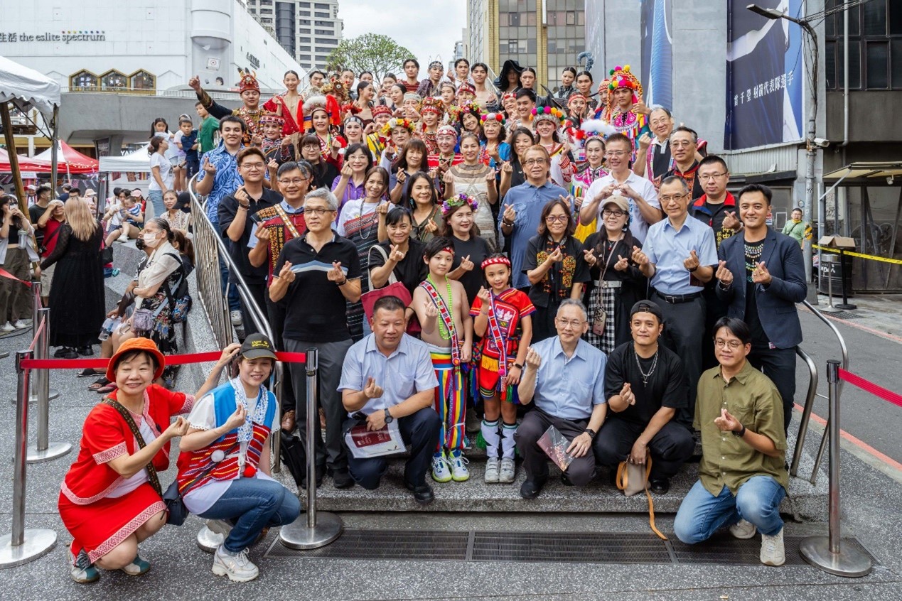 主辦單位北市原民會今年特別與實踐大學服設系合作，將秀場搬到心中山，讓民眾直接體驗「潮原服」魅力。（圖/臺北市政府原住民族事務委員會提供）