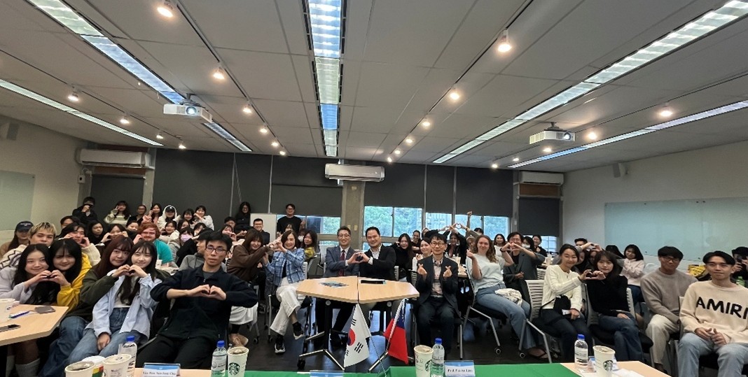 實踐大學國際學程學生與韓國來訪學生進行韓國文化交流體驗。