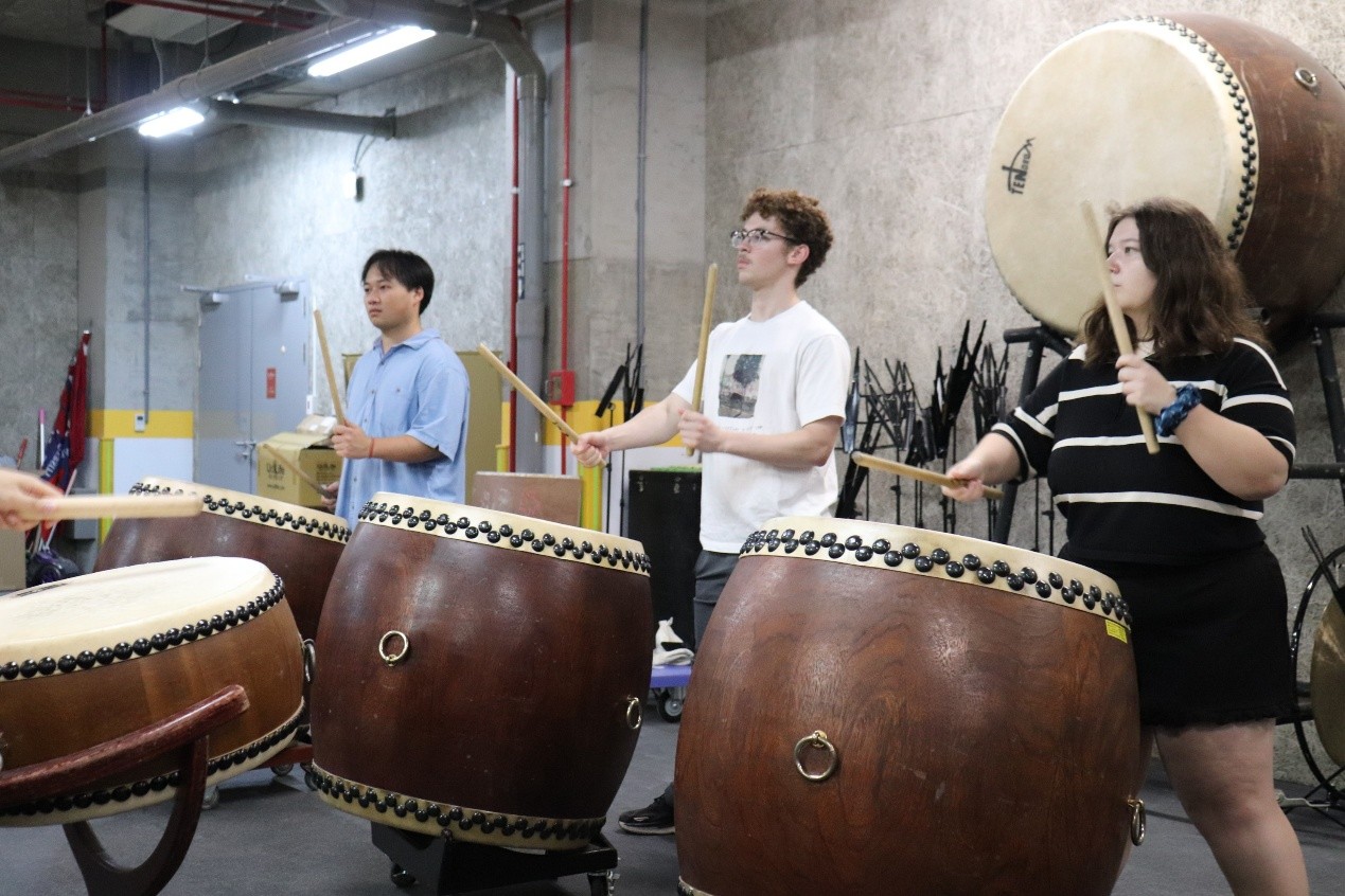 外籍學生參與大鼓課程，體驗臺灣傳統文化，增進對在地生活與藝術的理解