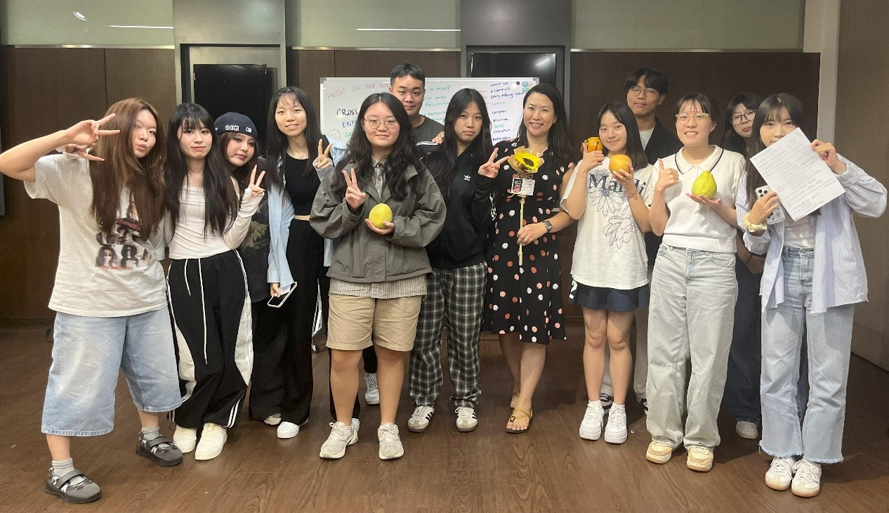 專業培訓課後學生與來自英國講師Naomi Tsai(右六)開心大合照