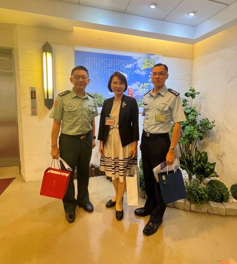 洪久賢校長與傑出校友藍峰上校(左一)、凃勝傑上校(右一)合影