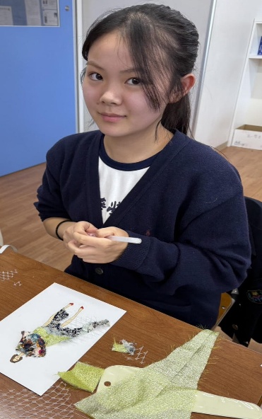 學生展示學習服裝設計課後的成果