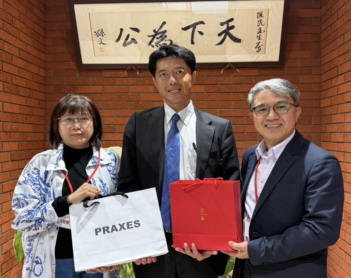 實踐大學國際暨兩岸事務處副校長郭壽旺（右一）與設計學院院長許鳳玉（左一）代表學校致贈實踐大學自創服裝品牌 PRAXES 禮品予日本橫濱中華學院校長杜文劍，象徵兩校交流情誼。