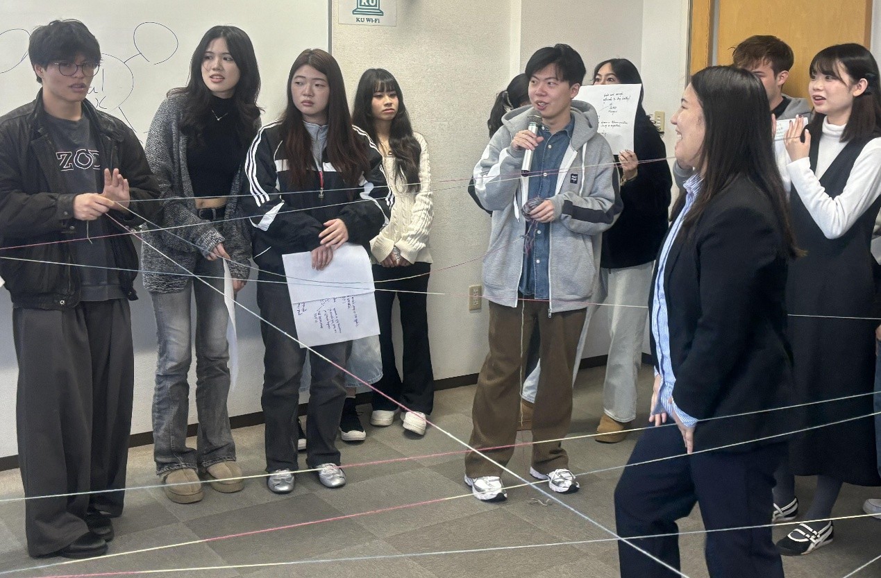 線球在學生間來回傳遞，串起不同組別的 SDGs 主題！學生從互動遊戲發現，永續發展是彼此相連的全球網絡。