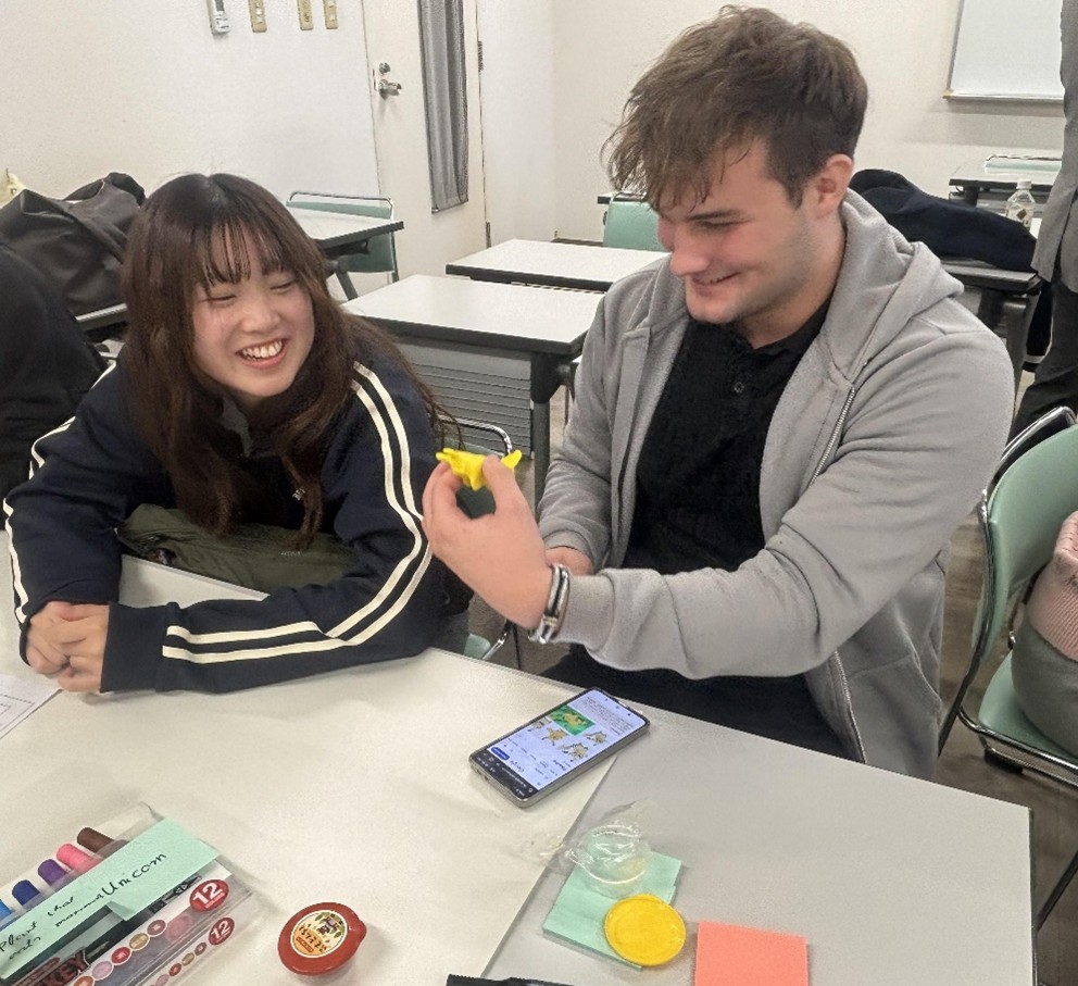 學生親手打造「永續生物」模型，透過設計想像未來世界中自然與人類共存的新樣貌。