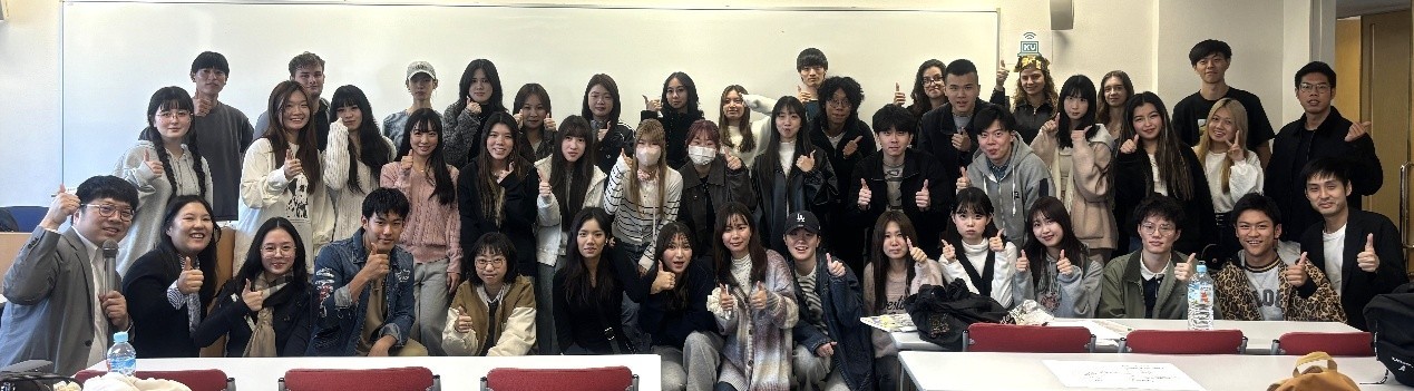 實踐大學與關西大學學生及大阪地區高中生合照紀錄共同學習時光，跨文化交流與永續教育的連結將持續延伸。