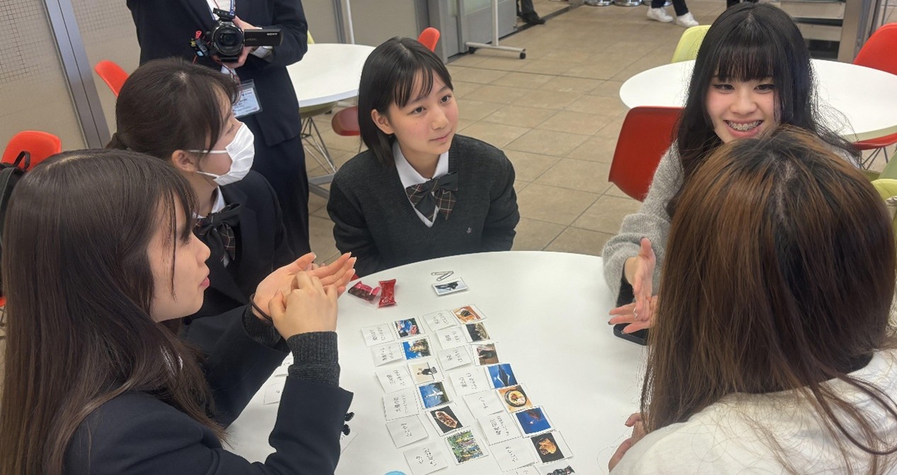 日本學生帶領破冰遊戲，讓臺日學生歡笑中快速建立起合作交流默契。