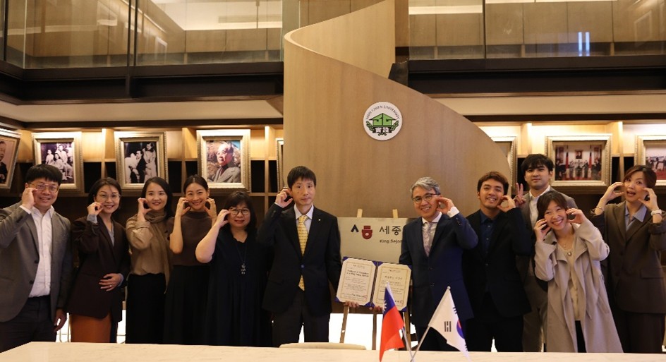 實踐大學副校長郭壽旺(右五)與國際處團隊、臺北第二世宗學堂教師及韓國德成女子大學國際處處長金相萬(左六)於揭牌典禮合影,眾人以韓國經典「愛心手勢」獻出笑容與祝福,為臺北第二世宗學堂揭開充滿活力與交流的新篇章。