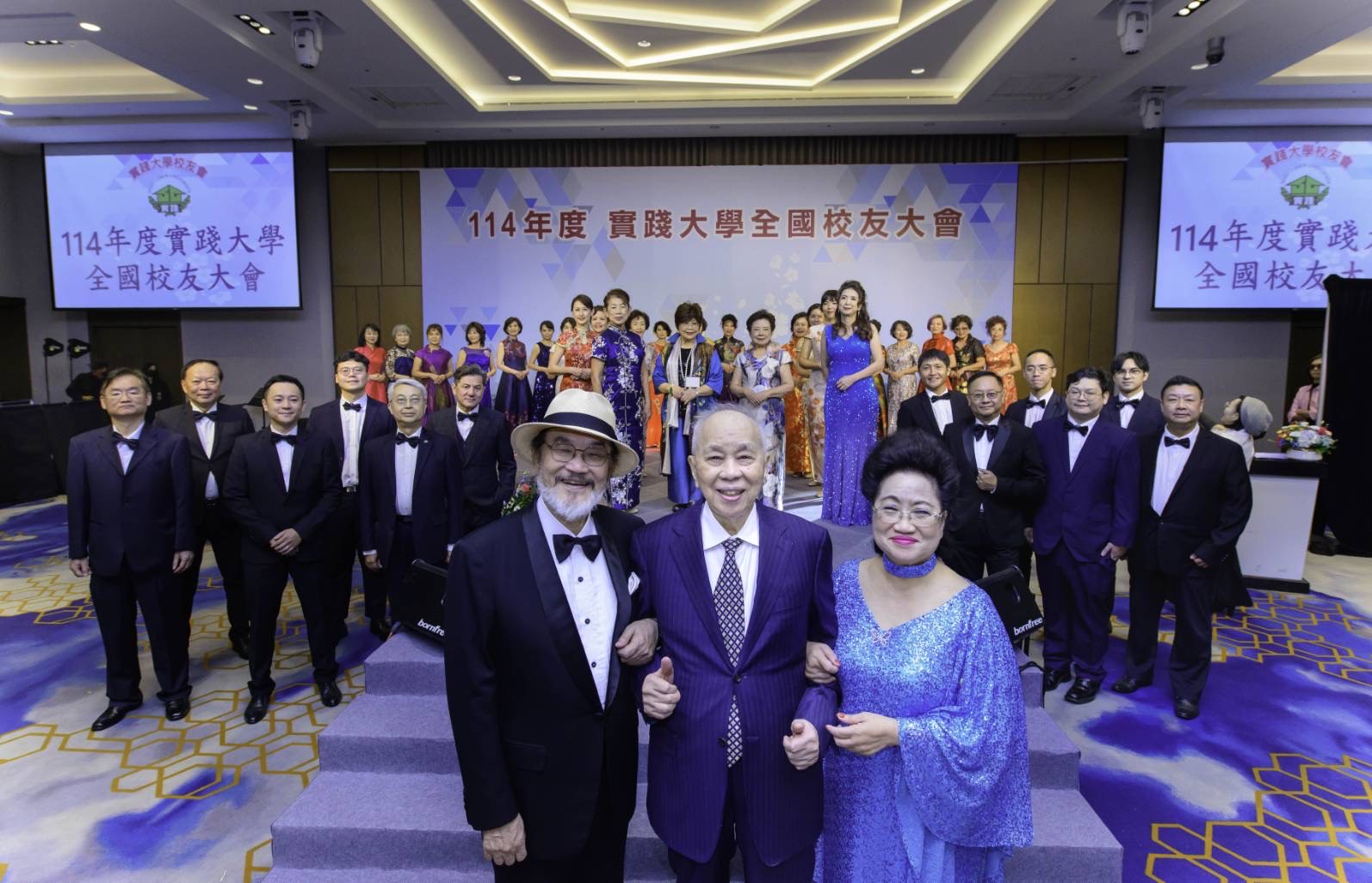 實踐大學全國校友服裝秀活動合影(前中實踐大學董事長謝孟雄先生、前右實踐大學校友文教基金會董事長謝瑞華女士，前左時尚老人林經甫醫師)