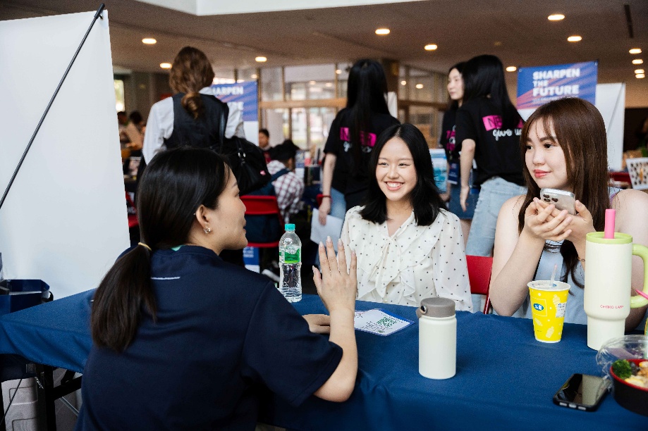 企業與境外生詳細解說交流
