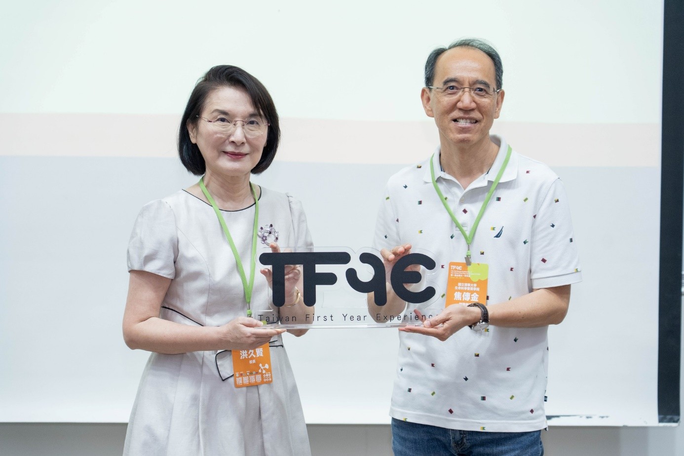 實踐大學校長洪久賢（左）於第一屆年會中，自主辦單位清華大學焦傳金教授（右）手中受領「台灣大一年精神標誌」