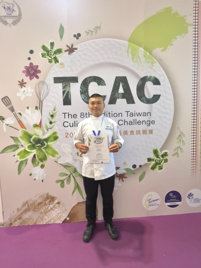 實踐大學餐飲管理學系獲獎學生於2026 TCAC臺灣國際廚藝美食挑戰賽現場持獎狀合影,展現參賽成果