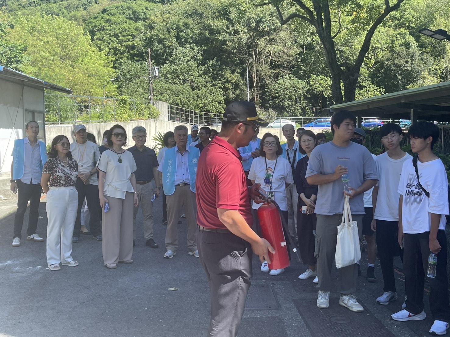 臺北市政府消防局大直分隊同仁，為師生說明滅火器正確使用方式