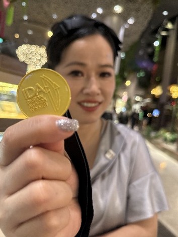 黃翌萱同學與金牌合影