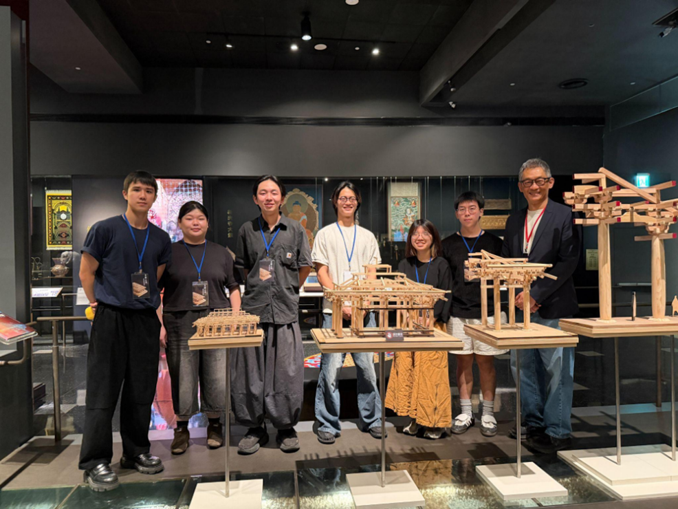 陳國洲老師與參展學生合影。