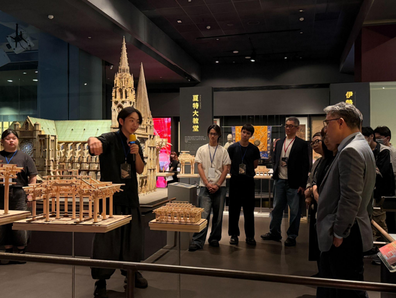 參展學生「郭敬宏」向貴賓解釋建築模型製作與學習的觀察。攝影:陳葦帆。