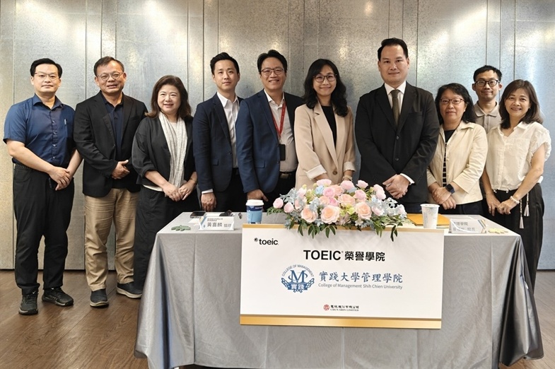 管理學院院長暨國際學程主任廖培安（右四）與忠欣股份有限公司教育事業處協理黃喜麟（右五）攜手推動雙方合作，帶領實踐大學管理學院加入「TOEIC榮譽學院計畫」。
