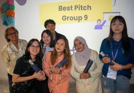 國際企業英語學士學位學程學生張嘉俽(左三)、劉承陽(左四)於新加坡「Social Sustainability Leadership Forum」競賽中奪冠！