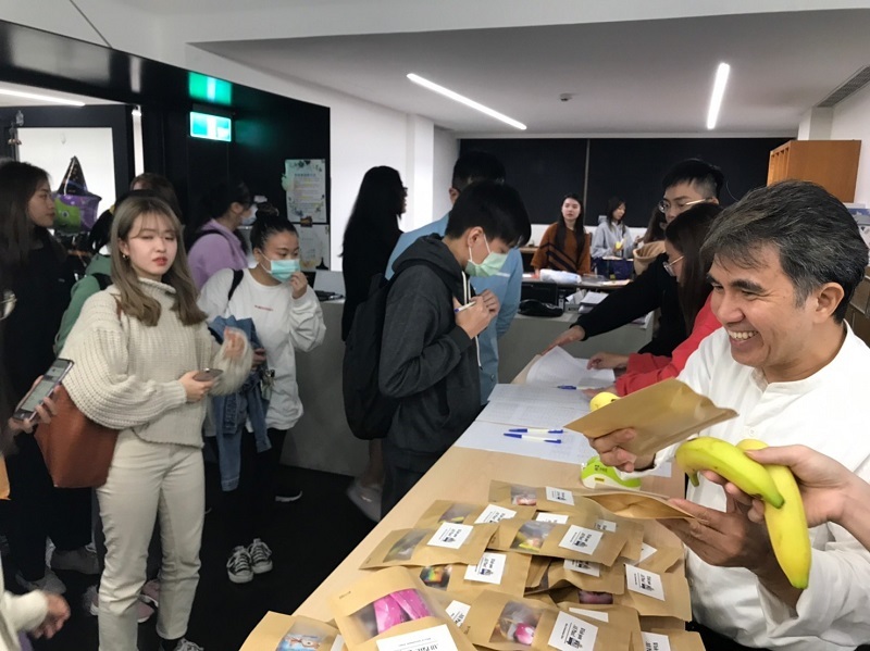 郭副校長致贈香蕉，促進本校國際交流。