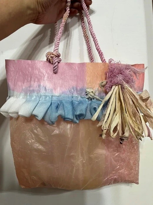 廢棄塑膠袋變身為精美時尚防水提包（照片海科館提供）