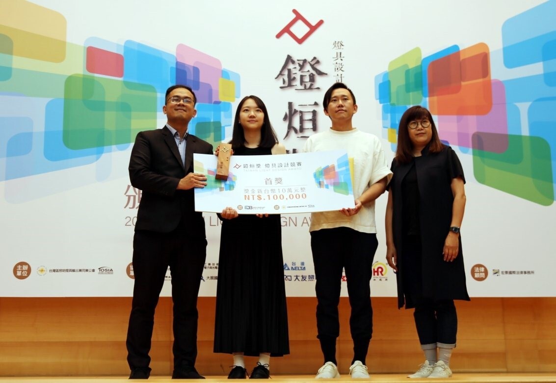 實踐大學工設系陳亮君榮獲2023鐙烜獎首獎，與指導老師曾熙凱（右2）及設計學院許鳳玉院長（右1）合影。（曹佳榮／攝影）