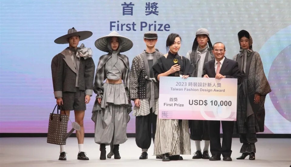 服設系校友胡俊丞作品《古寫都耕》，奪得首獎榮耀。（記者劉昕翊攝）