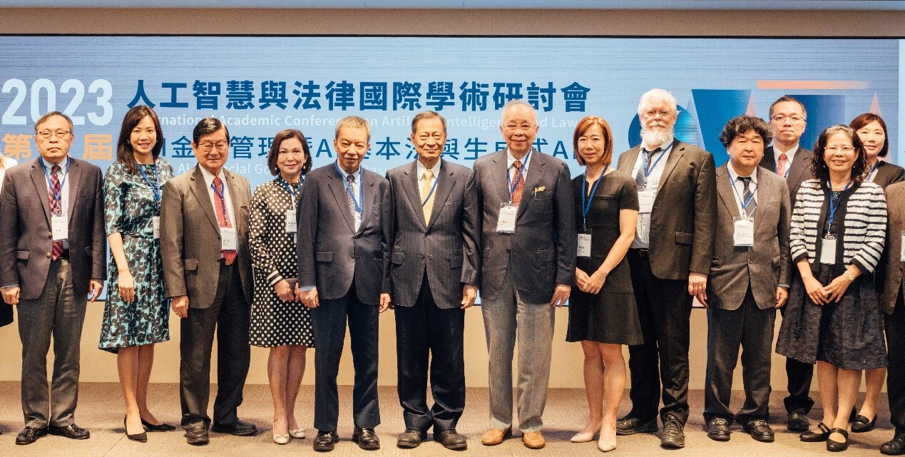 實踐大學法律學系共同主辦2023第六屆人工智慧與法律國際學術研討會，謝孟雄董事長(中)應邀出席開幕致詞。