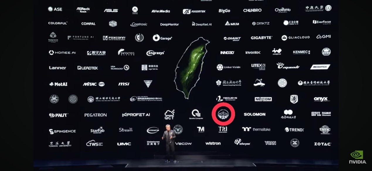 輝達（NVIDIA）創辦人黃仁勳6月2日在臺灣大學發表人工智慧（AI）主題演講，包括鴻海董事長劉揚偉、廣達董事長林百里、華碩董事長施崇棠等科技業大頭皆齊聚一堂，許多民眾更是不畏風雨踴躍參加。