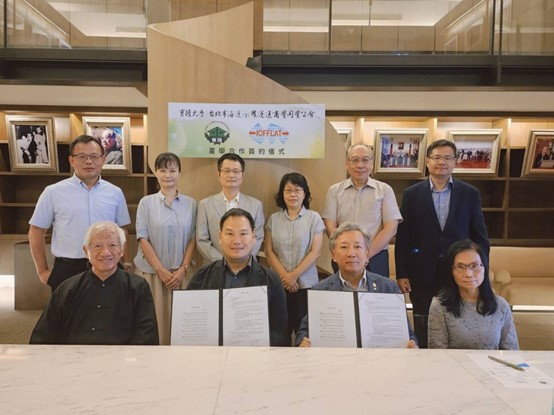 實踐大學管理學院院長廖培安（前排左二）與台北市海運承攬運送商業同業公會理事長翁堯賢（前排右二）代表簽約，實踐大學監察人謝宗興（前排左一）、台北市海運承攬運送商業同業公會教育召集人林毓桂監事（前排右一）與管院主任們共同見證。（實踐大學提供）