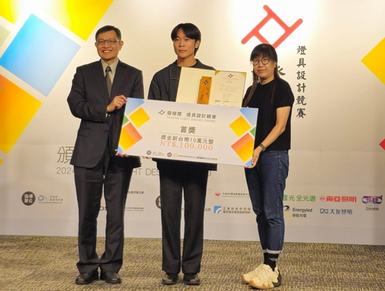 實踐大學工設系魏君旻以「重力雕塑燈具系列」(指導老師曾熙凱)獲得2024鐙烜奬首奬,與設計學院許鳳玉院長(右一)合影。(林政傑/攝影)