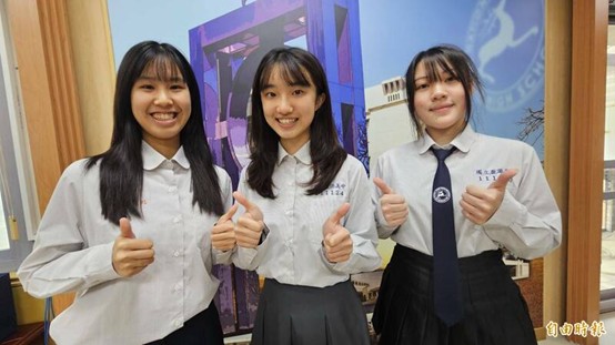 大學繁星放榜,彰化縣鹿港高中黃以宣(右),放棄國立大學就讀實踐大學服裝設計學系。(記者劉曉欣攝)