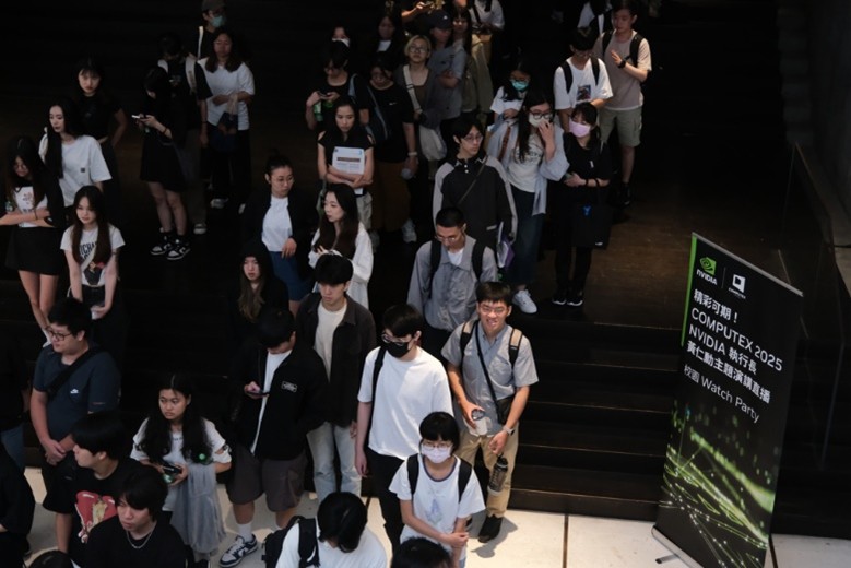 實踐大學學生排隊觀看輝達（NVIDIA）執行長黃仁勳演講直播，現場氣氛熱烈，展現對人工智慧與科技未來的高度關注。（圖／實踐大學提供）