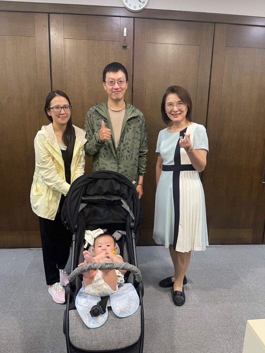 實踐大學校友葉文虎返校 與校長合影留念