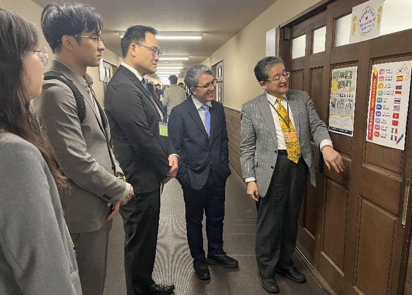 實踐大學參訪團造訪關東國際高等學校，外語科主任辻 哲史(SATOSHI TSUJI)(右一)親自介紹校園辦學特色與教育成果，展現該校多元且具國際視野的教育精神。
