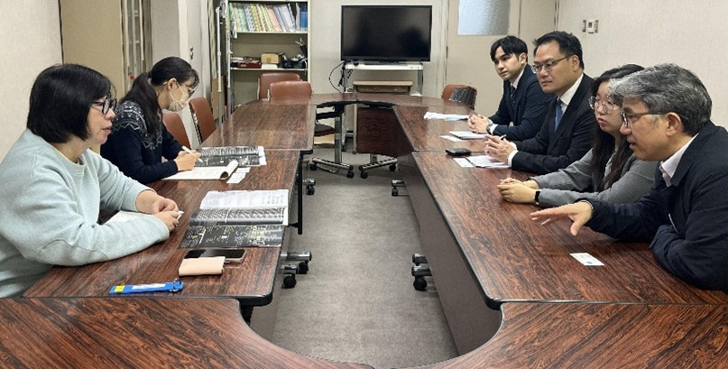 實踐大學國際處及國際學程團隊向東京都立國際高等中學介紹學校理念與國際化校園特色。