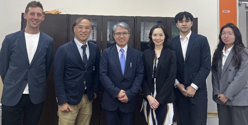 日本法政大學全球跨領域學院院長福岡賢昌（TAKAMASA FUKUOKA）(左二)親自接待實踐大學參訪團隊。