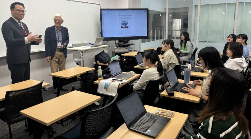 實踐大學國際學程院長廖培安(左一)於日本實踐女子大學課堂，向當地學子分享實踐大學的特色學系與辦學理念。