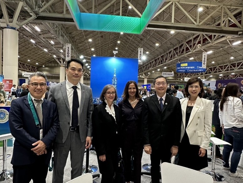 郭副校長(左1)及美國在台協會代表合影。