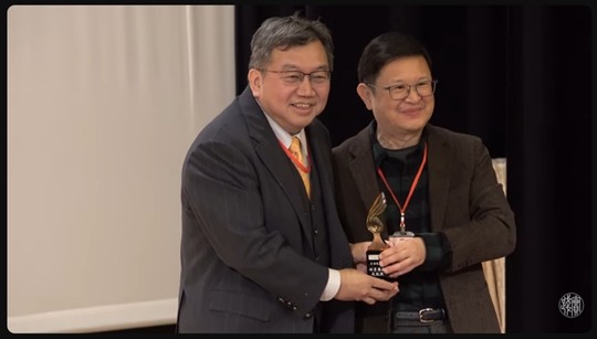 周立修醫師(右)頒發終身奉獻成就獎予王浩威副教授(左)