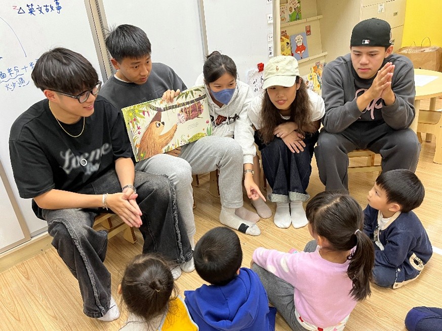 實踐應外系同學透過表情、肢體動作、聲音語調,以及生活應用的對談,幫助大直幼兒園小朋友理解英文繪本故事情節