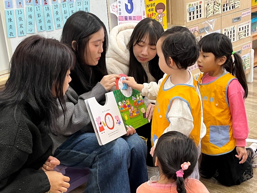 透過立體書的設計,實踐應外系說故事同學引導大直幼兒園小朋友親自參與故事情節的發展,並將故事內容與生活小常識連結