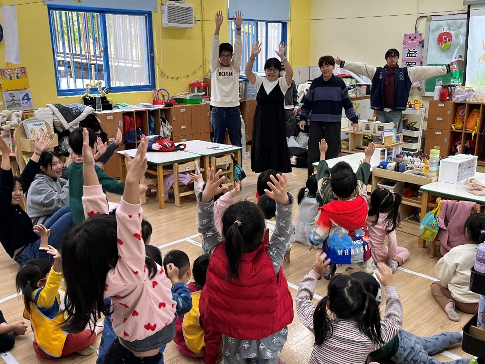 聽完有關愛又深又廣的故事,實踐應外系同學帶領大直幼兒園小朋友用肢體動作表達愛的深與廣,加強小朋友們對故事內容以及英文字詞的印象