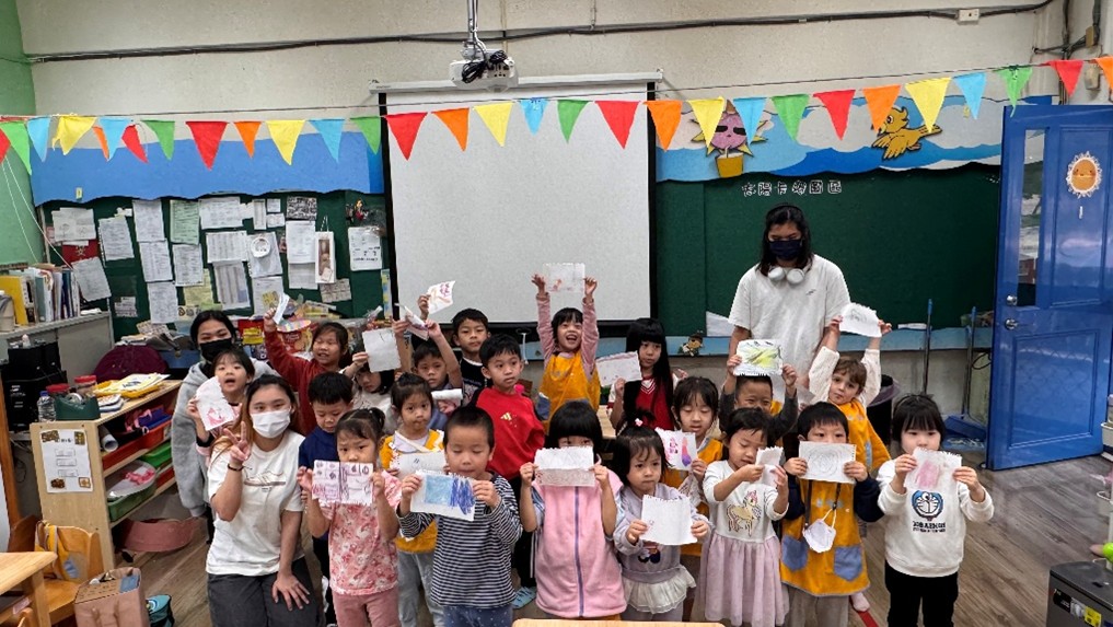 聽完有關三個願望的英文繪本故事,大直幼兒園小朋友們用色鉛筆畫出自己心中的願望,並與實踐應外系同學合影留念